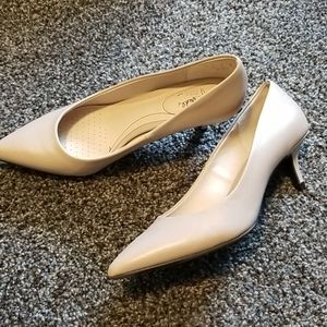 Lifestride "Pretty" Nude Heel - hardly worn